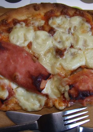 Una foto de Pizza con rollitos de queso