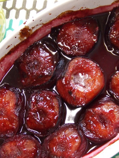 Una foto de Ciruelas asadas con crema de lima
