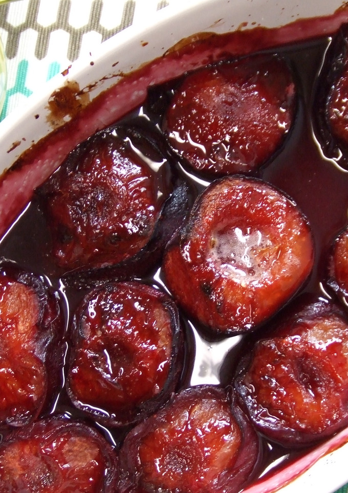 Una foto de Ciruelas asadas con crema de lima