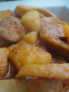 Una foto de Guiso de calamares con chorizo y patatas