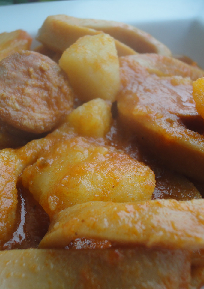Una foto de Guiso de calamares con chorizo y patatas