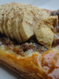Una foto de Tartaletas de butifarra y manzana
