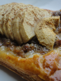 Una foto de Tartaletas de butifarra y manzana