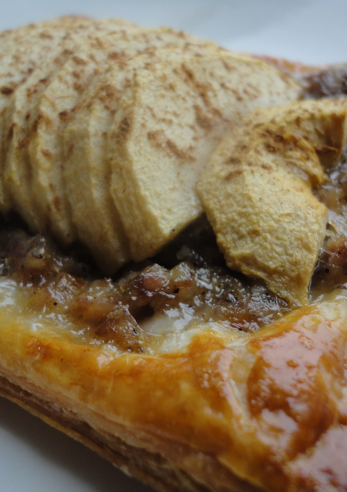 Una foto de Tartaletas de butifarra y manzana