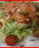 Ensalada de salmón a los cuatro quesos con churruscos