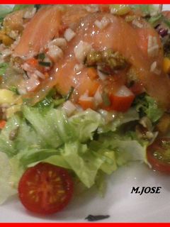 Una foto de Ensalada de salmón a los cuatro quesos con churruscos