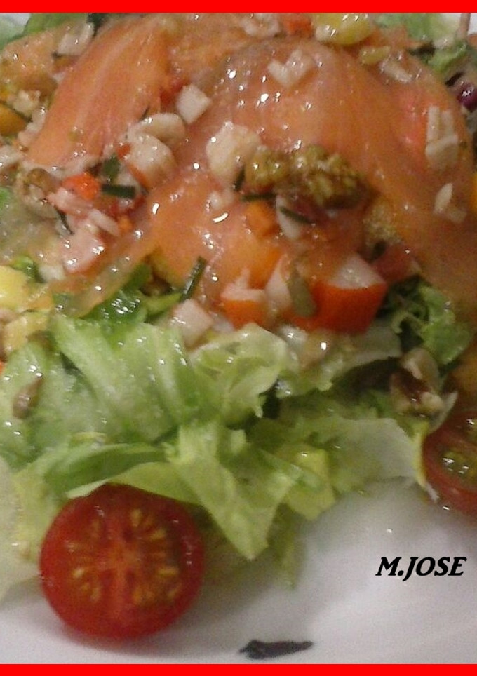 Una foto de Ensalada de salmón a los cuatro quesos con churruscos