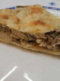Una foto de Quiche de pollo, setas y champiñones