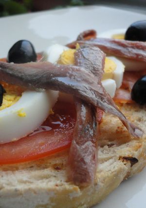 Una foto de Tosta estilo pan bagnat