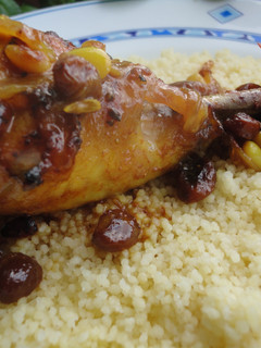 Una foto de Pollo estilo marroquí con piñones