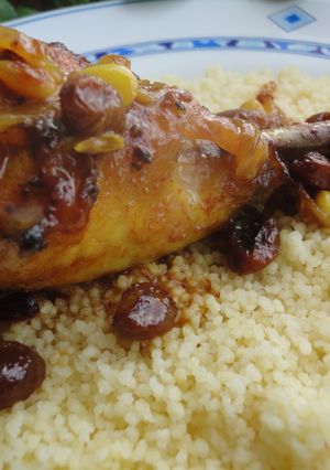 Una foto de Pollo estilo marroquí con piñones