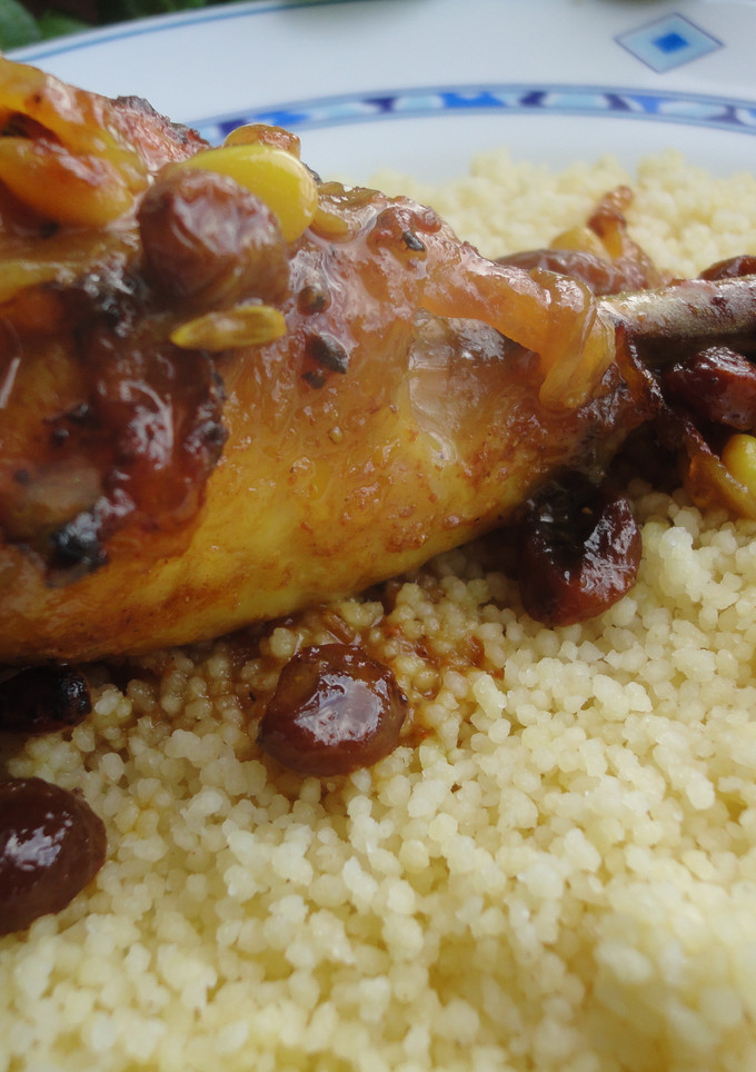 Una foto de Pollo estilo marroquí con piñones