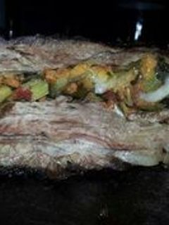 Una foto de Asado a la parrilla de vacío relleno al champiñón