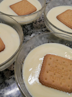 Una foto de Natillas caseras con galleta