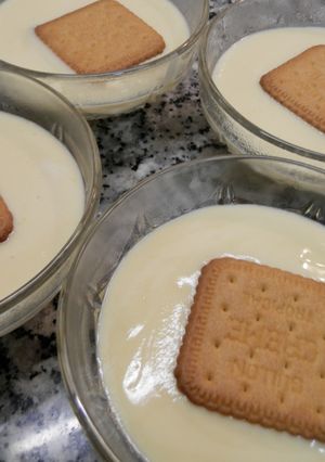 Una foto de Natillas caseras con galleta