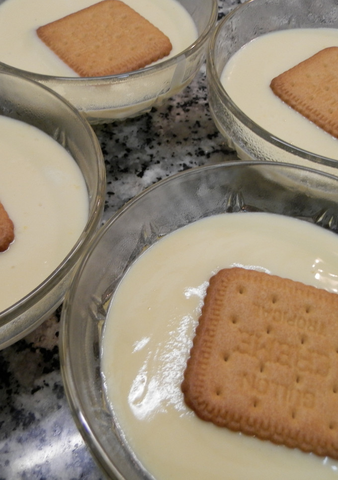 Una foto de Natillas caseras con galleta