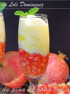 Una foto de Sorbete de piña al cava con granada
