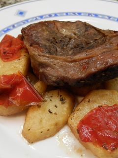 Una foto de Aguja de ternera al horno con patatas panaderas