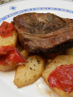Una foto de Aguja de ternera al horno con patatas panaderas