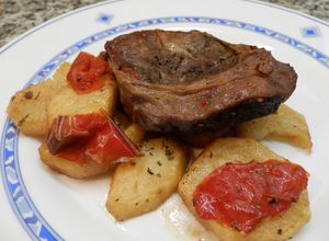 Una foto de Aguja de ternera al horno con patatas panaderas