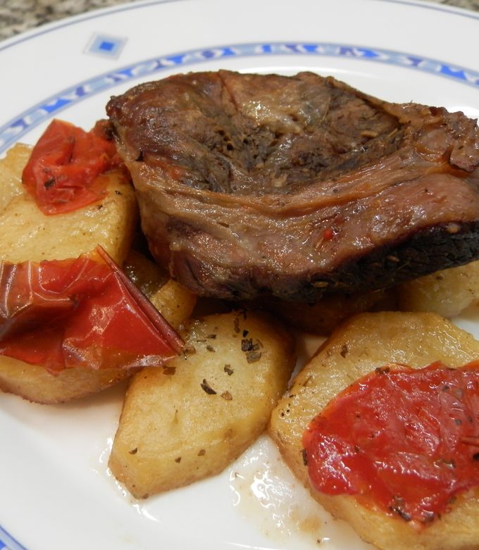 Foto principal de Aguja de ternera al horno con patatas panaderas