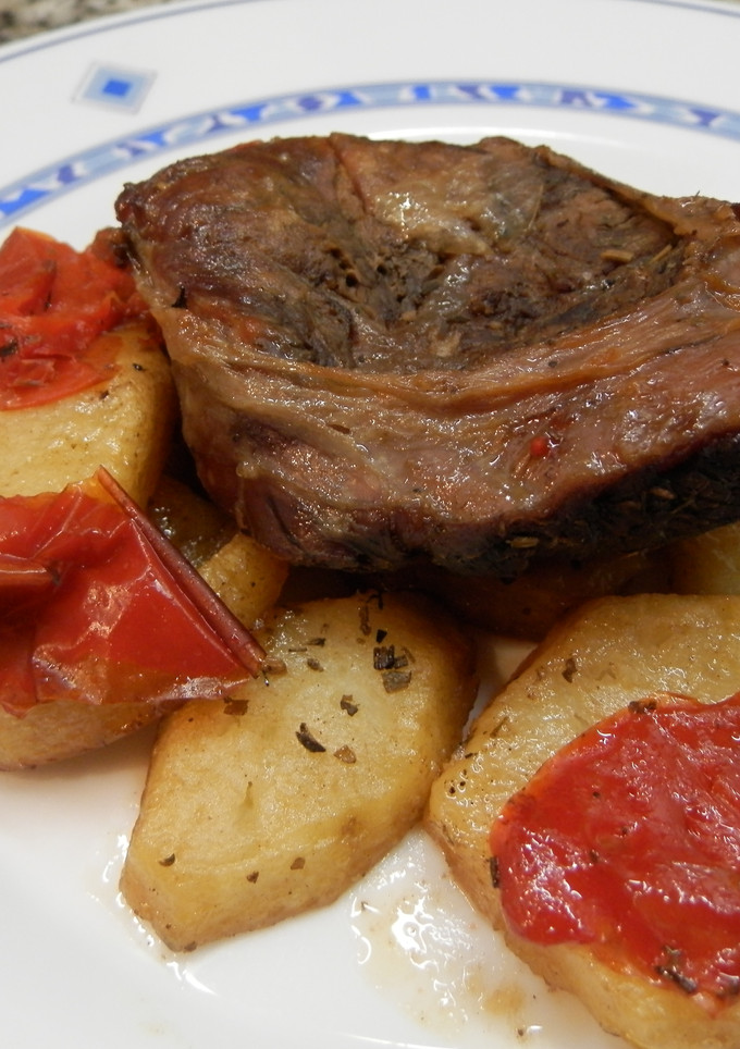 Una foto de Aguja de ternera al horno con patatas panaderas