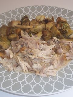 Una foto de Pollo asado, alcachofas y bolets