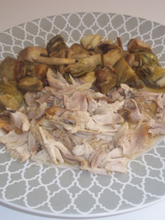 Una foto de Pollo asado, alcachofas y bolets