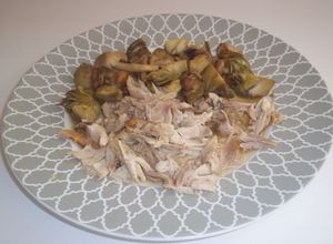Una foto de Pollo asado, alcachofas y bolets
