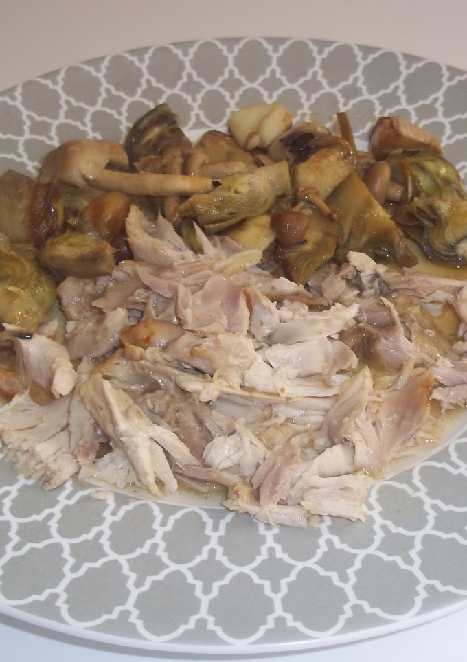 Una foto de Pollo asado, alcachofas y bolets