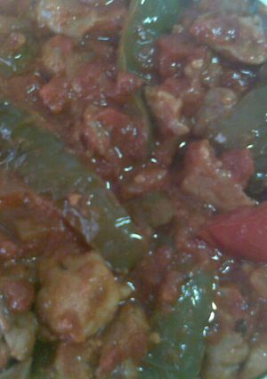 Una foto de Magra de cerdo frita con pimientos y tomates