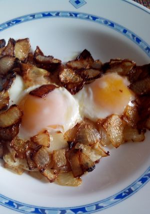 Una foto de Huevos fritos con cebollas