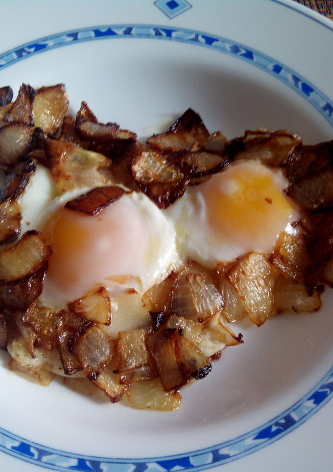 Una foto de Huevos fritos con cebollas