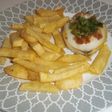 Sepia plancha con picadillo y patatas fritas largas