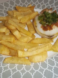Una foto de Sepia plancha con picadillo y patatas fritas largas