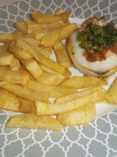 Una foto de Sepia plancha con picadillo y patatas fritas largas