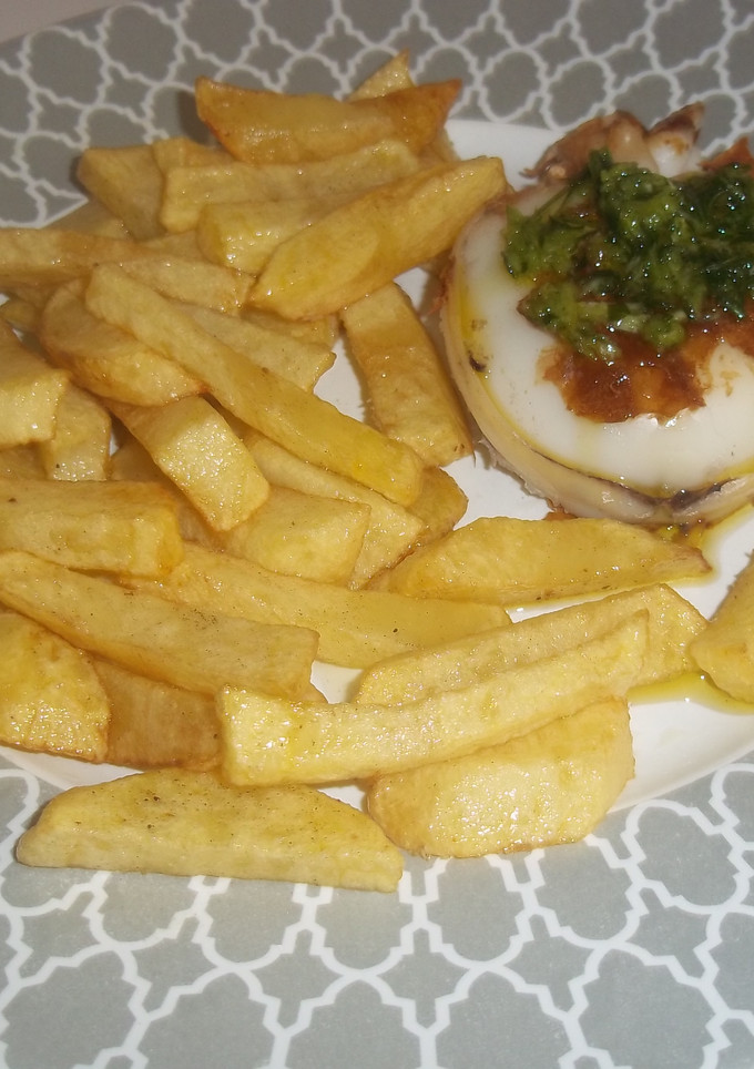 Una foto de Sepia plancha con picadillo y patatas fritas largas
