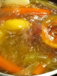 Una foto de Caldo de verduras casero con jamón