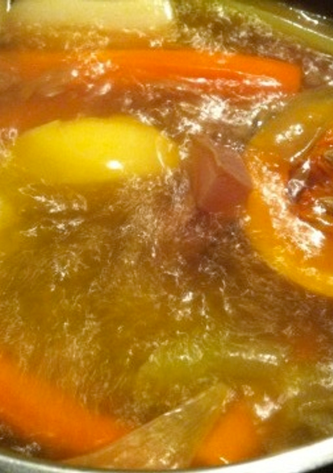 Una foto de Caldo de verduras casero con jamón
