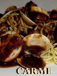 Una foto de Espaguetis con calamares rellenos y almejas