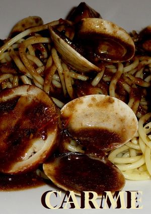Una foto de Espaguetis con calamares rellenos y almejas
