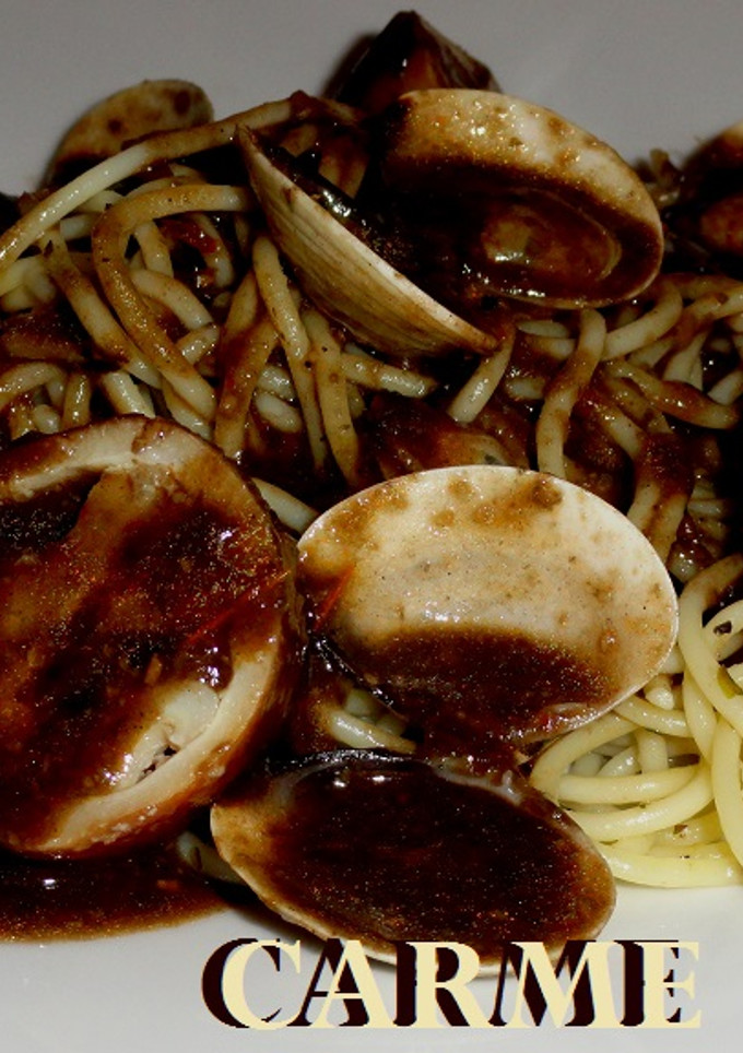 Una foto de Espaguetis con calamares rellenos y almejas