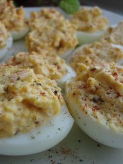 Una foto de Huevos rellenos de gambas