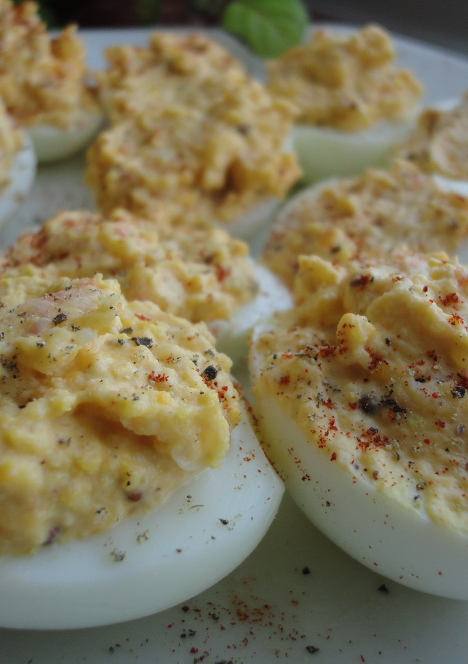 Una foto de Huevos rellenos de gambas