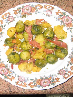 Una foto de Coles de bruselas con patatas y jamón