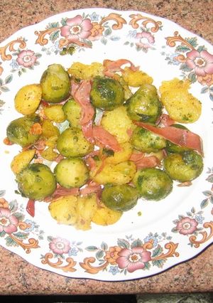Una foto de Coles de bruselas con patatas y jamón