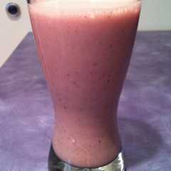 Una foto de Licuado de banana y frutilla con leche