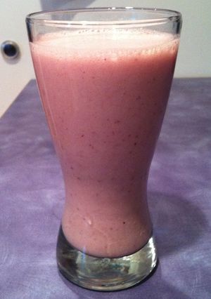 Una foto de Licuado de banana y frutilla con leche