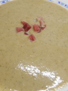 Una foto de Crema de brécol y judías verdes