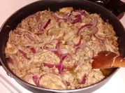 Una foto de carne de cerdo con cerveza